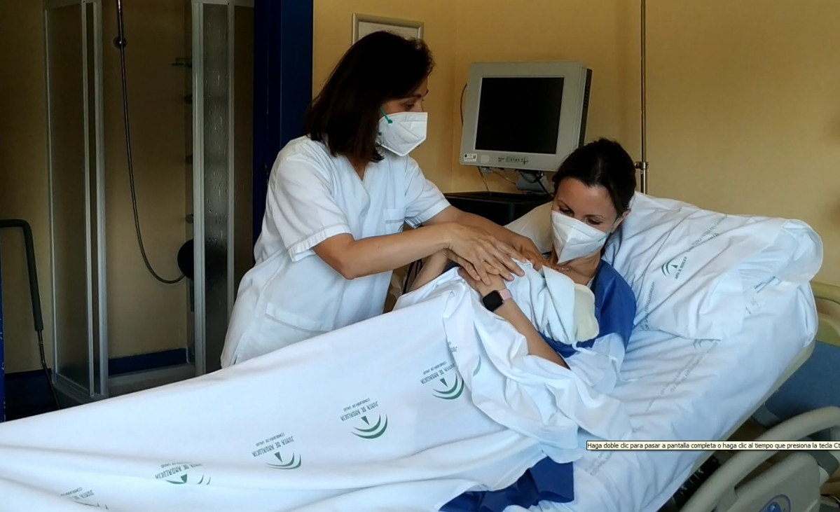EuropaPress 3688171 profesional sanitaria atiende madre dado luz bebe recien nacido