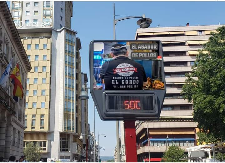 Termu00f3metro en el centro de Ourense en una imagen de la ola de calor de julio de 2022 marcando 50 grados
