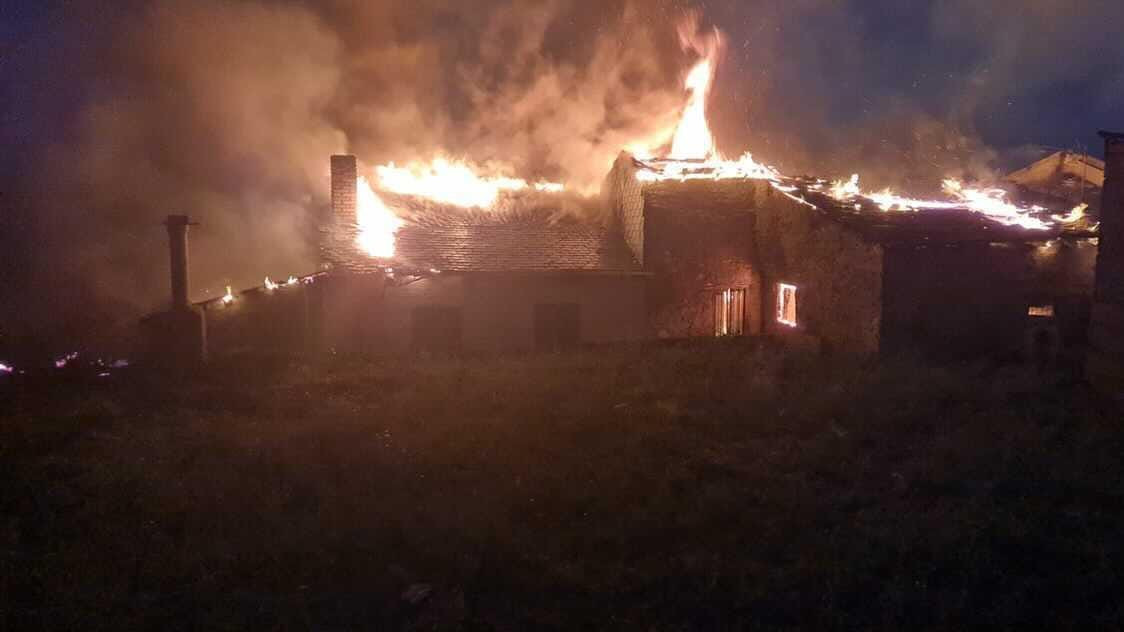 Casas quemadas por un incendio forestal en Carballeda de Valdeorras