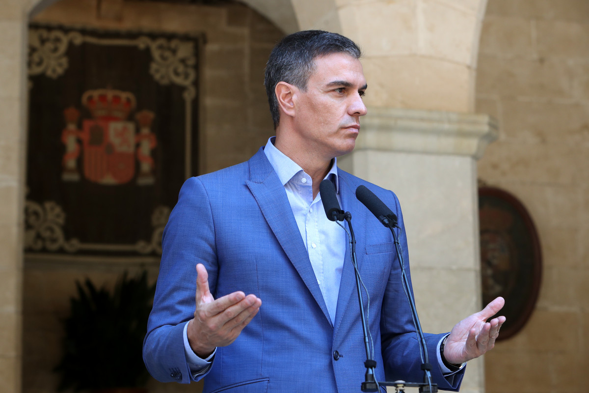 El presidente del Gobierno, Pedro Sánchez, comparece después de su reunión con el rey Felipe VI, en el Palacio de la Almudaina, a 2 de agosto de 2022, en Palma de Mallorca, Mallorca, Islas Baleares (España). El despacho de verano entre Sánchez y el Rey Fe