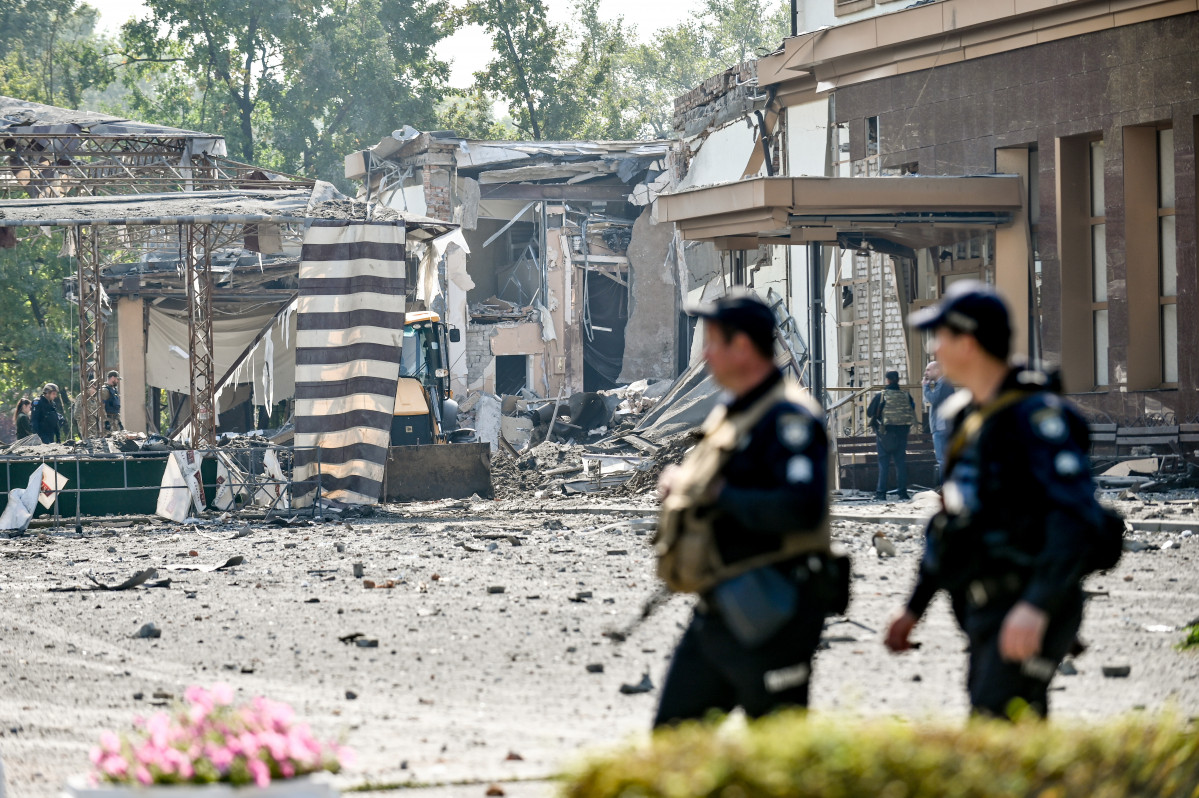 EuropaPress 4702394 militares ucranianos cerca lugar impacto misil ruso region zaporiyia