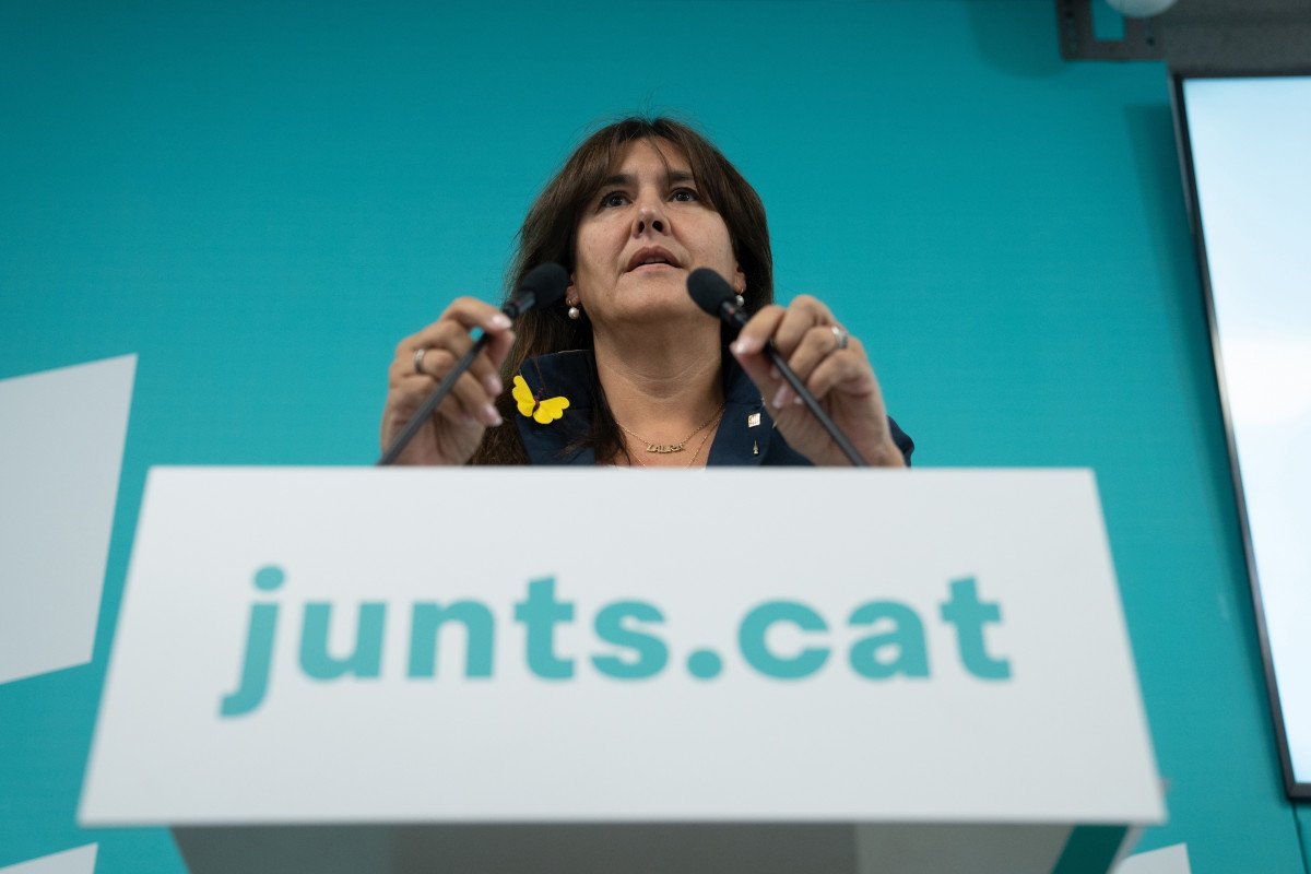 La presidenta de Junts, Laura Borràs, ofrece una rueda de prensa tras la decisión de Junts de abandonar el Govern, en las puertas de la sede de la formación, a 7 de octubre de 2022, en Barcelona, Catalunya (España). Desde ayer jueves, 6 de octubre hasta h