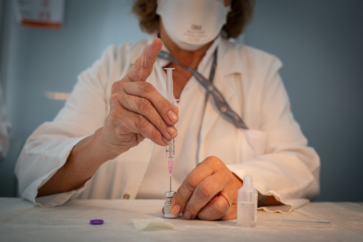 Archivo - Una enfermera prepara la vacuna Pfizer-BioNtech contra el COVID-19 antes de administrársela a un profesional sanitario en el Hospital de la Santa Creu i Sant Pau de Barcelona, Catalunya (Es