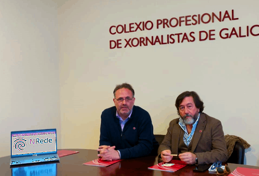 Daru00edo Janeiro secretario del CPXG y el decano Francisco X Gonzu00e1lez Sarria presentando el sello NRede en la sede del Colexio