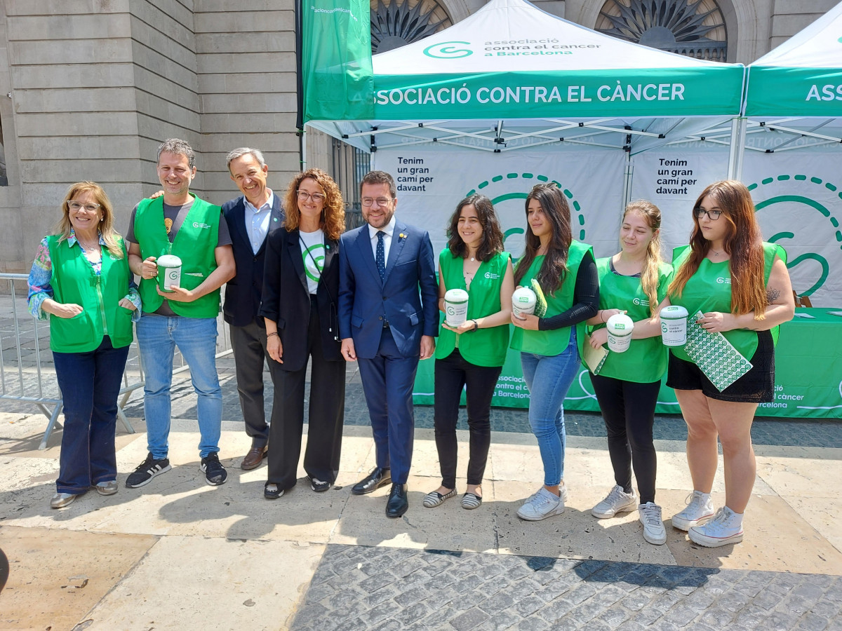 El presidente Pere Aragonès, en la colecta de la Associació contra el Càncer de Barcelona