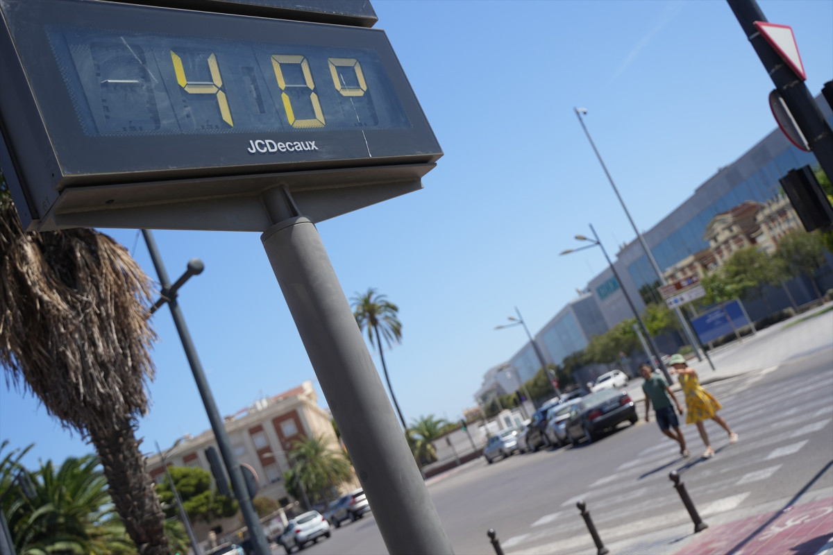 EuropaPress 5392235 termometro indica temperatura 40c cuarta ola calor verano 22 agosto 2023