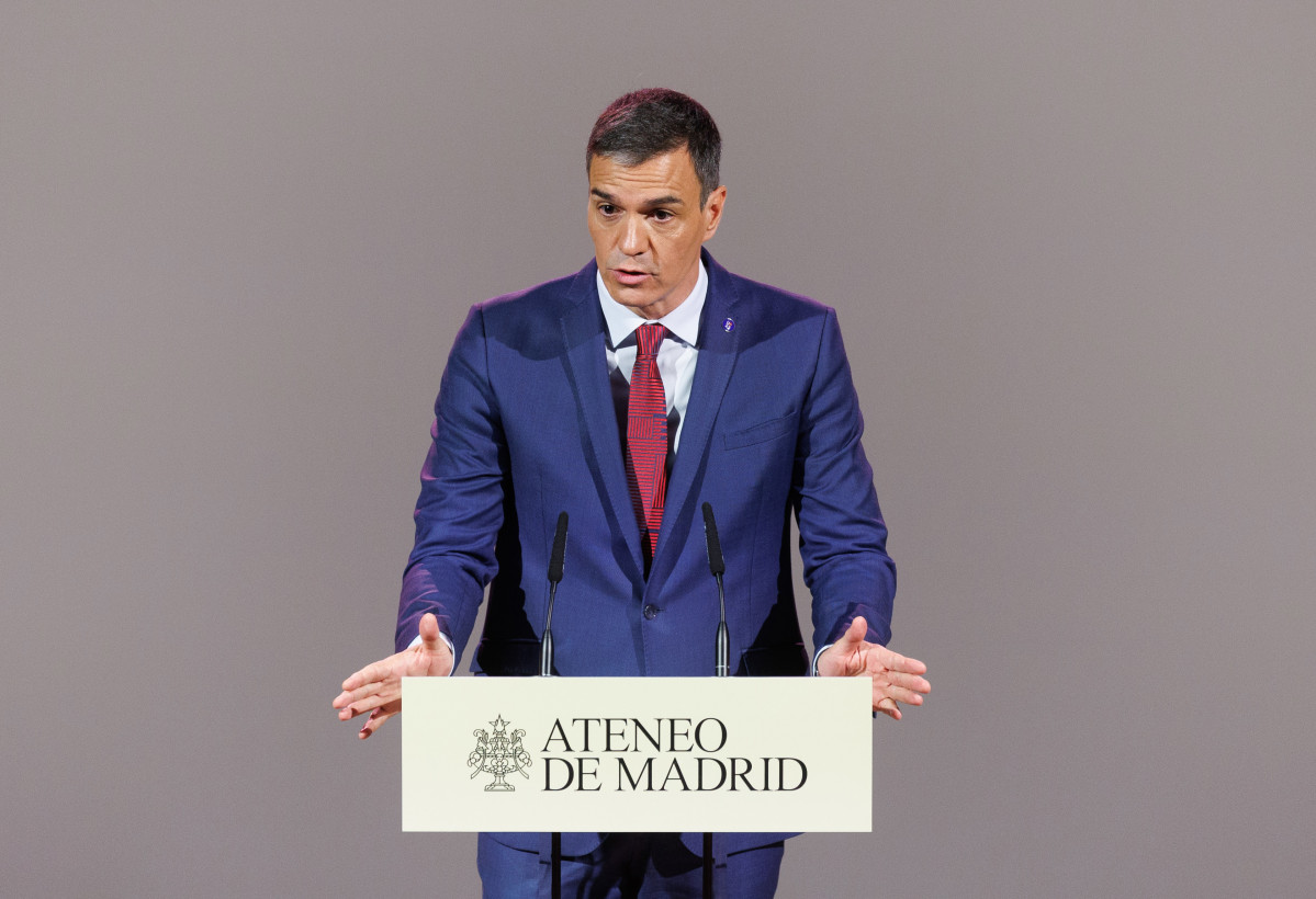 El presidente del Gobierno en funciones y secretario general del PSOE, Pedro Sánchez, interviene en un encuentro en el Ateneo de Madrid, a 4 de septiembre de 2023, en Madrid (España). Sánchez ha sido el primer invitado al Ateneo de Madrid, en el comienzo