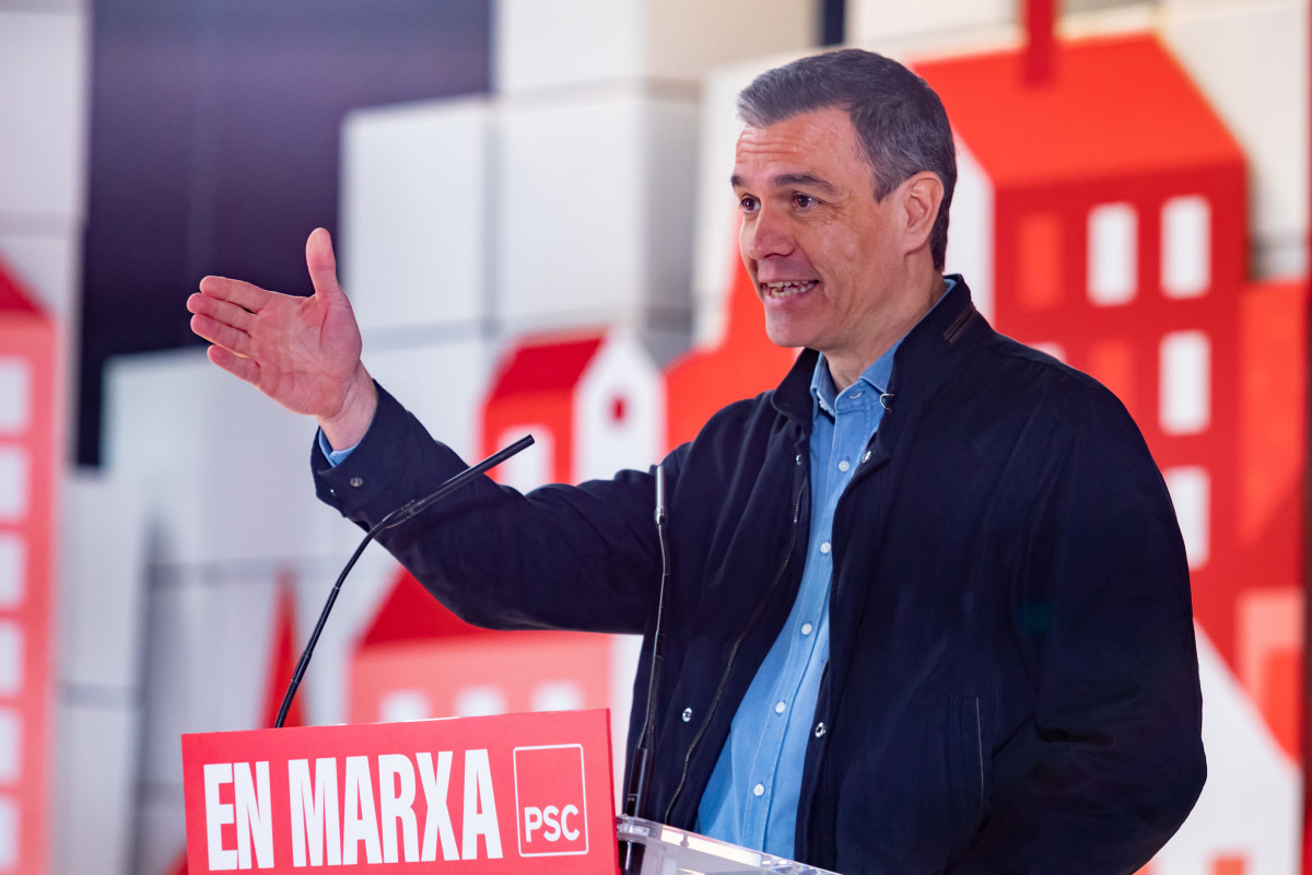 Archivo - El secretario general del PSOE y presidente del Gobierno, Pedro Sánchez, interviene durante la clausura de la Convención Municipal del PSC en La Farga, a 2 de abril de 2023,  en L'Hospitalet de Llobregat, Barcelona, Cataluña, (España). La Conven