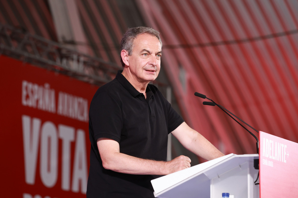 Archivo - El expresidente del Gobierno José Luis Rodríguez Zapatero, durante su intervención en el acto de cierre de campaña del PSOE a 21 de julio del 2023 en La Rinconada (Sevilla, Andalucía, España). 