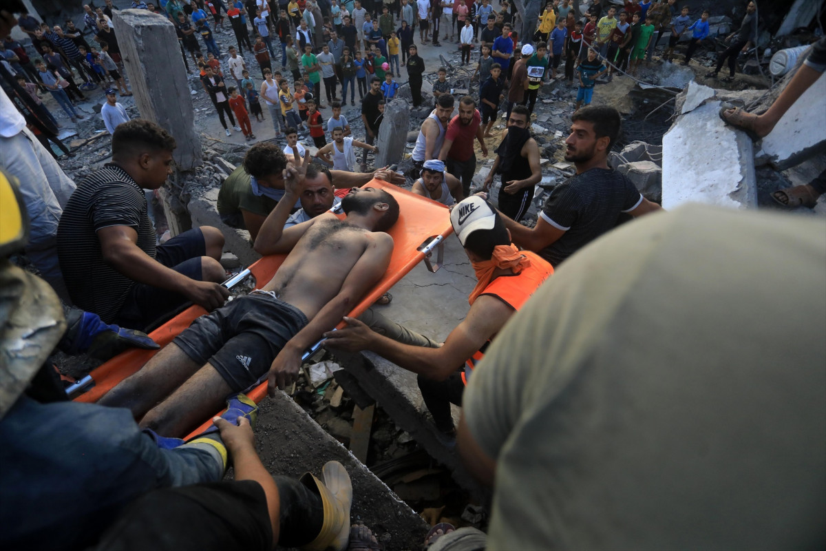 EuropaPress 5511695 gaza oct 17 2023    people conduct rescue work on the rubble of destroyed