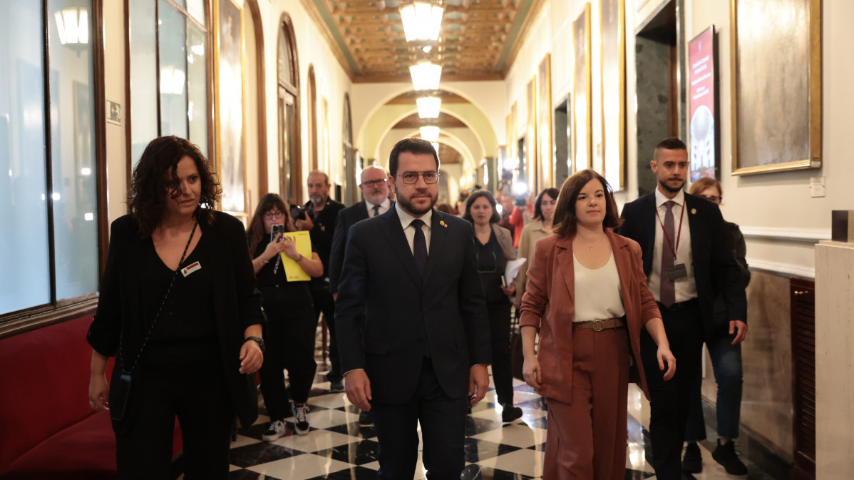 El presidente de la Generalitat de Cataluña, Pere Aragonès (c) y la portavoz de ERC en la Cámara Alta, Sara Bailac (d), a su llegada a la Comisión General de las Comunidades Autónomas, en el Senado, a 19 de octubre de 2023, en Madrid (España).