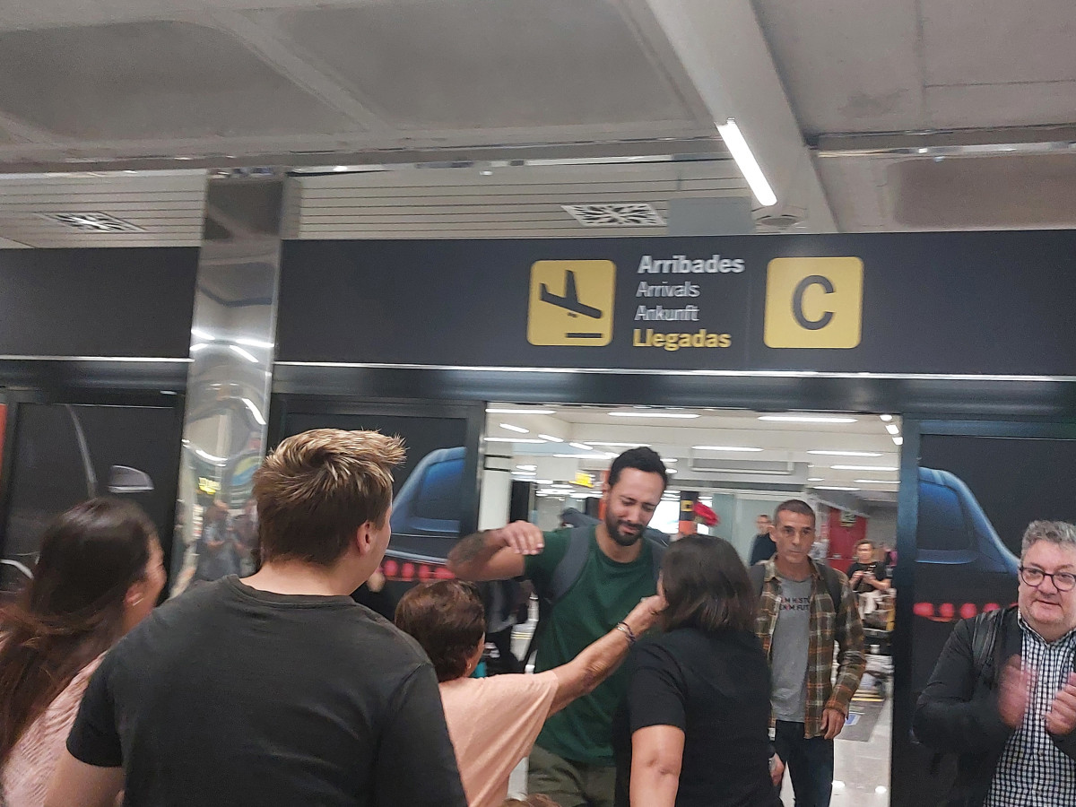El rapero mallorquín Valtònyc, recibido por familiares y amigos, a su llegada al aeropuerto de Palma