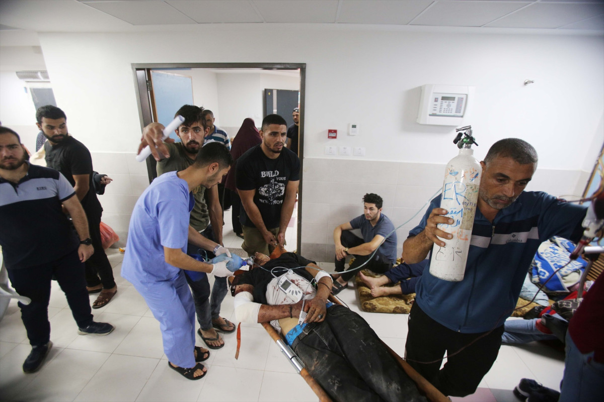 EuropaPress 5552634 trabajadores voluntarios atienden heridos hospital gazati shifa norte