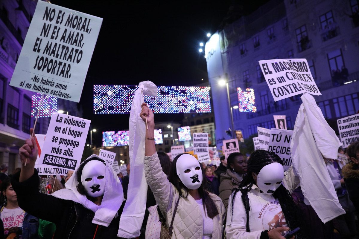 EuropaPress 4835954 grupo jovenes caretas manifestacion contra violencias machistas 25