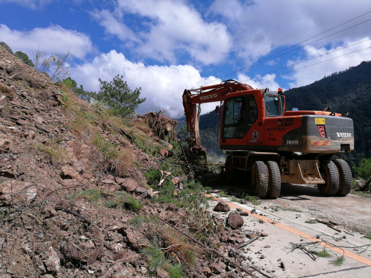 EuropaPress 5743642 limpieza carretera deslizamiento tierra filipinas causa paso tifon rosita