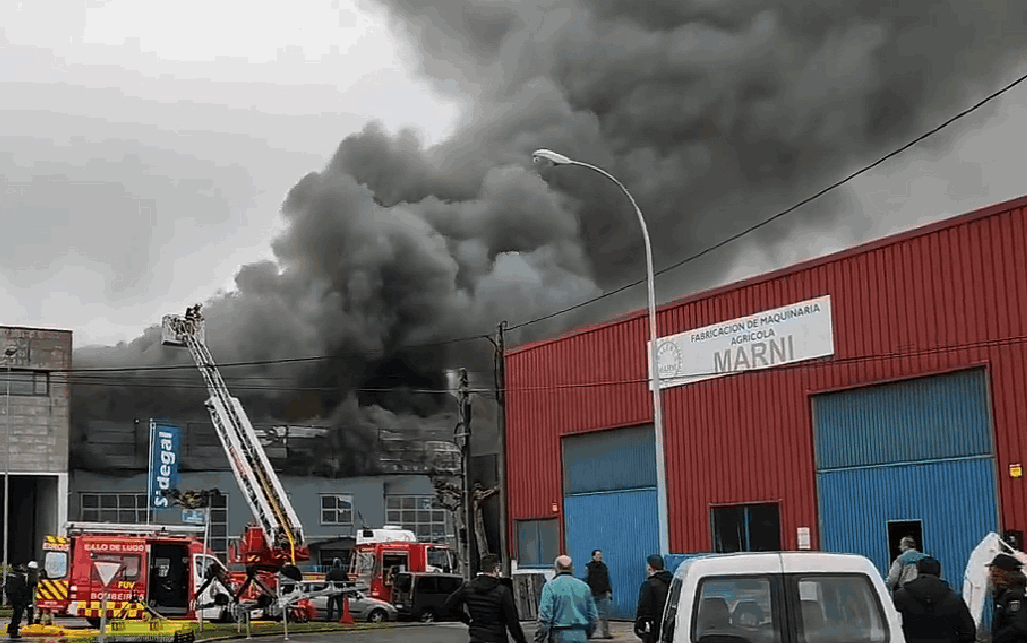 Incendio de O Ceao en una foto de Orestes Curras para RTVE