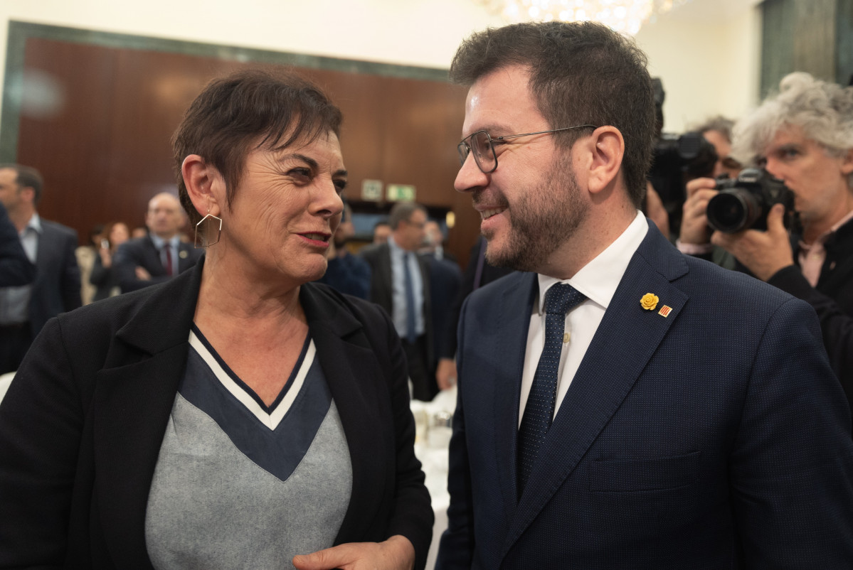 La portavoz de EH Bildu en el Congreso, Mertxe Aizpurua y el presidente de la Generalitat de Catalunya, Pere Aragonès, llegan a un desayuno informativo de Europa Press.