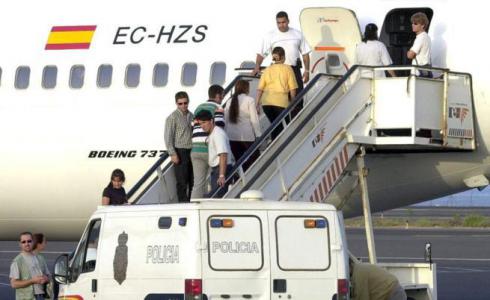 Las 'expulsiones express' de inmigrantes son ya más numerosas que las de los CIE